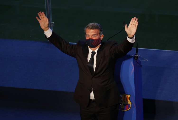 马卡报:拉波尔塔非常关注更衣室的情况,对巴萨的球员们开诚布公 马卡报:拉波尔塔非常关注更衣室的情况,对巴萨的球员们开诚布公