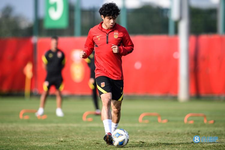 津媒:国足对阿曼延续三中卫战术 或成个别老队员国家队告别演出 津媒:国足对阿曼延续三中卫战术 或成个别老队员国家队告别演出